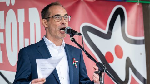 A fű legalizálásáért tüntetett a Kétfarkú Kutya Párt