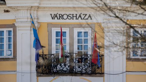 Önfeloszlatással vágna vissza az ellenzék a fideszes polgármesternek, aki sorban rúgja ki az önkormányzati alkalmazottakat