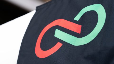 „Hazaárulóknak kijáró figyelmeztetést” kapott a külügyminisztériumtól a Fidesz-rendezvények korábbi állandó szereplője, mert lájkolta Magyar Péter bejegyzéseit
