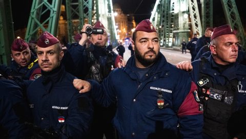 Keddi tüntetés: arra kéri a rendőrség a Budapesten közlekedőket, hogy ne ragadtassák magukat erőszakos cselekményekre