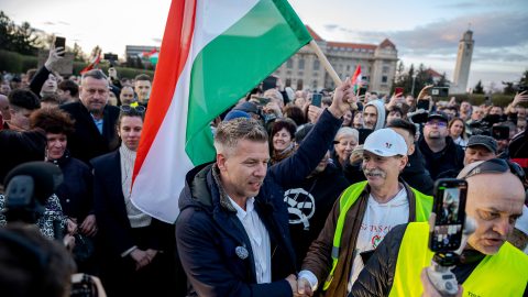 „Jó reggelt miniszterelnök úr, üdvözöljük az őszödi beszédét!” – Pécsett folytatta országjárását Magyar Péter