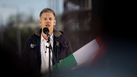 Magyar Péter: Orbán jó kommunista módszerrel azzal vádol másokat, amit ő maga tett