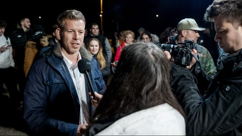 MNB: „Az egyik politikai párt vezetője” ingerült hangnemben beszélt a hölgymunkatársunkkal; Magyar Péter: Megkezdték a vergődést