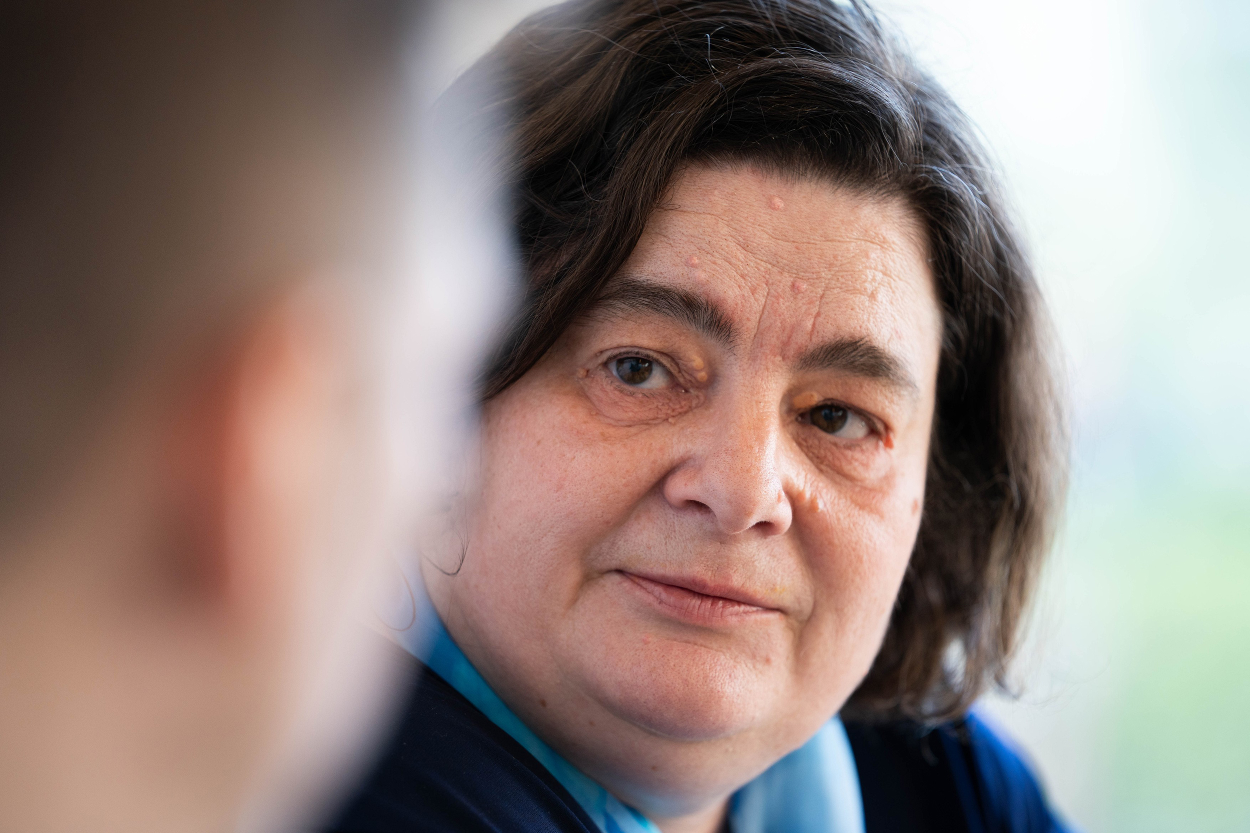 „Fejfák nincsenek, csak virágok, amik tavasszal mindig a sírokon nőnek először a kertünkben” 2