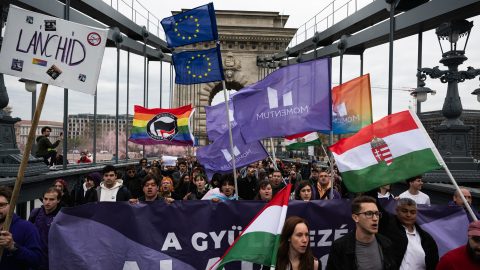 Hiába nincs engedélyük, a Momentum utcára megy Hadházyval