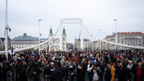 A Mi Hazánk bőszen aláírást gyűjt