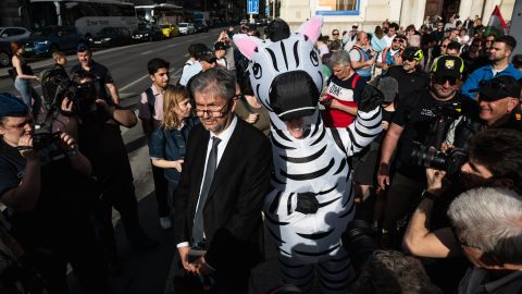 Reagált a rendőrség Hadházy Ákos állításaira, aki szerint hamis bizonyítékokra alapján tiltották be a tüntetését
