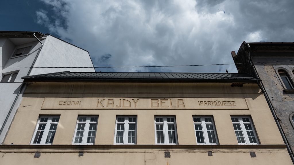 Ma is a két világháború közti bútorgyártás elfeledett alakjának nevét hirdeti egy józsefvárosi ház
