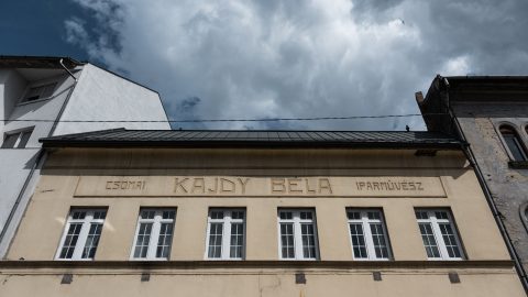 Ma is a két világháború közti bútorgyártás elfeledett alakjának nevét hirdeti egy józsefvárosi ház