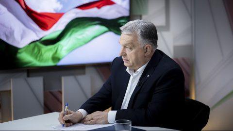 A Momentum a rádiónál várta Orbán Viktort