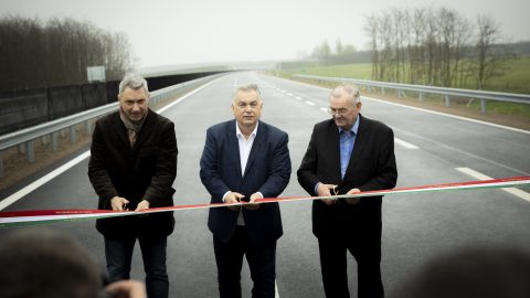 Orbán egy kunsági útszakasz átadóján az országra leselkedő Brüsszel–Tisza-paktumot emlegetett