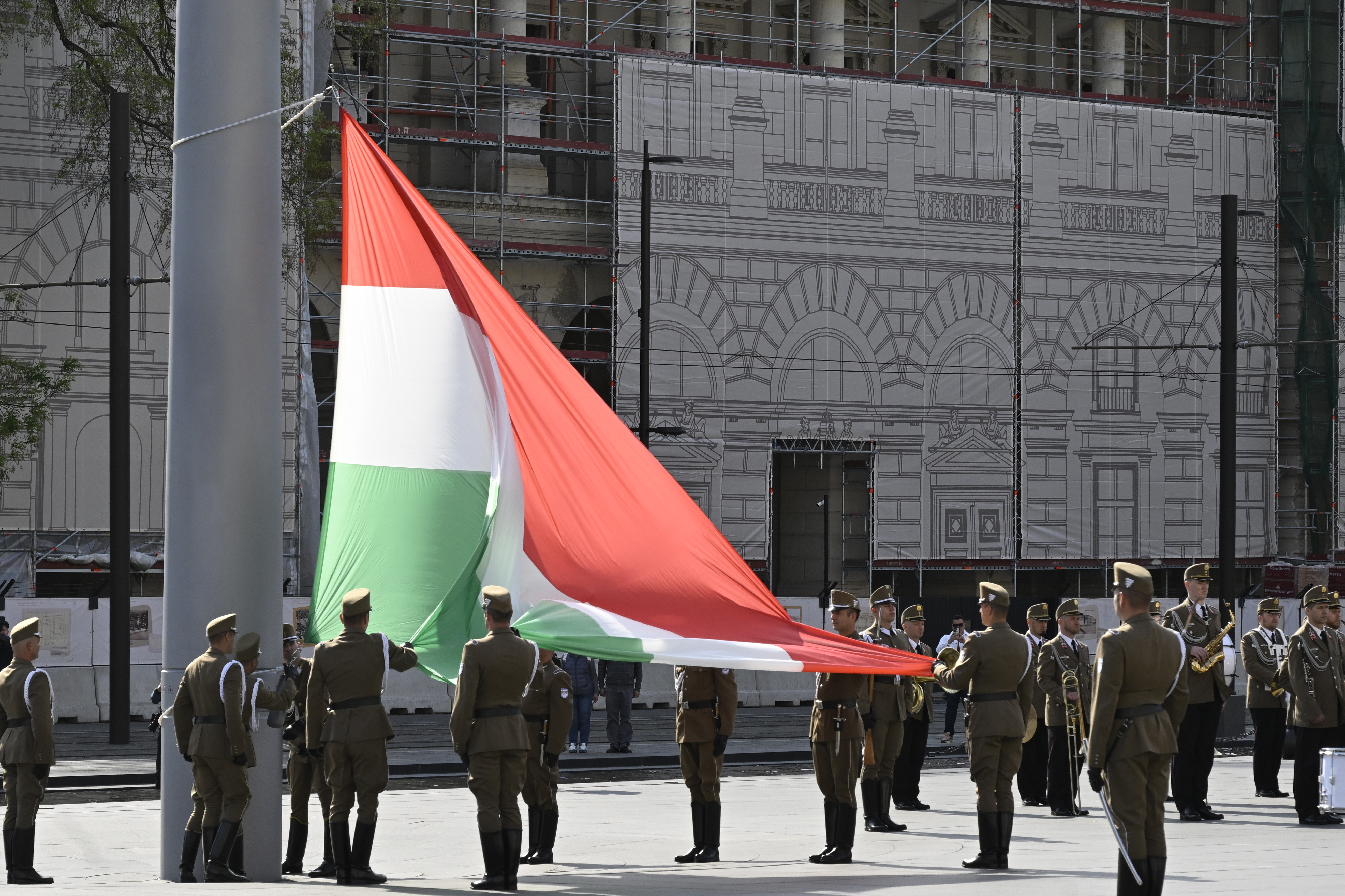 Eltemették Ferenc pápát, utolsó útja az „utolsók” felé vezetett 1