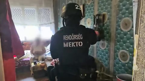 Békésen üldögélt az ágyán a drognagyi, amikor betoppantak a kommandósok