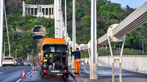 Hétvégén ismét lehet némi fennakadás az Erzsébet hídon, de most nem Hadházy Ákos miatt