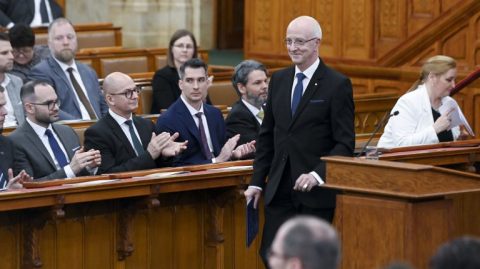 A Kúria elnöke a kritikák hallatán előadás közben kirohant a teremből, és hazarendelte a kollégáit is