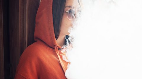 Egy hét után majdnem belehalt az e-cigizésbe egy amerikai kamaszlány, aki azért kezdett el füstölni, hogy „lenyűgözze” a barátját