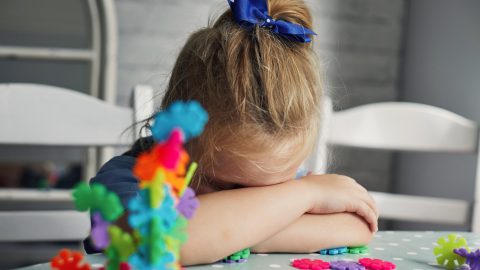 „Itt van a kakis cuccod, viheted hazáig” – megalázta, nadrágszíjjal verte az óvodában bekakiló ötéves nevelt unokáját