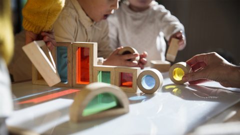 Síró gyerek száját ragasztotta le két bölcsődei dolgozó Simonfán