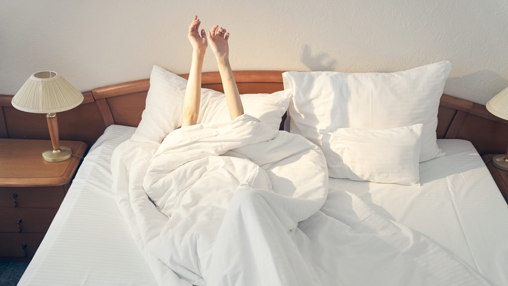 14 év börtönt kértek a kisgyermekes álbiztonsági őrre, aki osztálykiránduláson lévő lányokkal erőszakoskodott egy budapesti hotelben