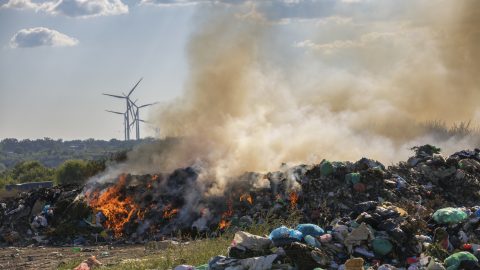 Tűz ütött ki egy ceglédi szeméttelepen, kétezer négyzetméteren ég a hulladék
