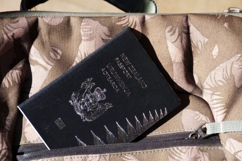 Megérkezett Thaiföldre, az útlevelébe „rejtve” egy tasak kokaint találtak