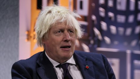 Videón, ahogy megharapja egy strucc Boris Johnson volt brit kormányfőt a szafariparkban