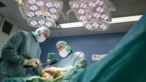 Protézisműtétek: nem csak a túlsúlyos betegeket veszik le a várólistáról