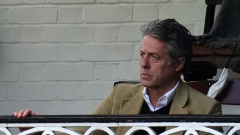 Hugh Grant kiakadt a brit magániskolákra: „Kicsit fúj a szél és már nem mehetnek mászókázni, de a laptopot nyomják a kezükbe”