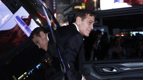 Végre minden oldalról lefotózták George Clooney-t a barnára festett hajával