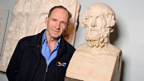 Brutálisan kigyúrta magát a 62 éves Ralph Fiennes