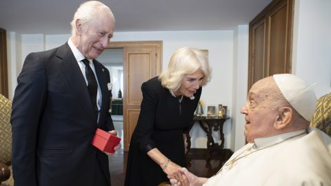 Miért nem vesz részt Ferenc pápa temetésén Károly király, míg Vilmos herceg igen?