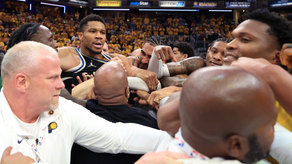 Az NBA egyik legjobbján gúnyolódott az ellenfél játékosának apja, szét kellett őket választani