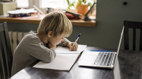 Néhány tízezerért eladta a gyermeke iskolából kapott 255 ezres laptopját egy anya