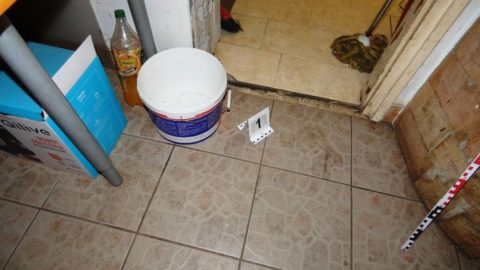 Terrorelhárítók mentek a férfiért, akinek őrjöngése nyomán mentők vitték el a gyermekeit