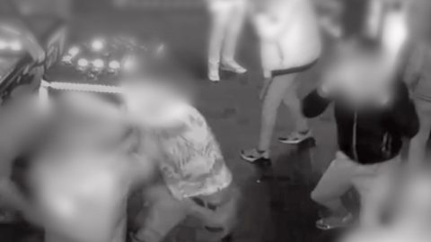 Önkényesen kiutasítottak a biztonsági őrök több román vendéget egy bulinegyedben lévő játékteremből, brutális bunyó lett belőle – videó