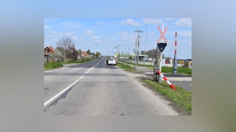 Egy férfi azt állította, hogy azért nem tudott megállni a vasúti átjárónál, mert túl gyorsan váltott a lámpa