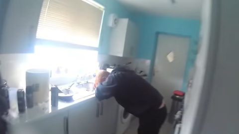 A vérrel brított férfi arról akarta meggyőzni a rendőröket, hogy a barátja beleesett a késbe – videó
