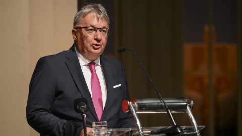 Egy 25 milliós luxusterepjárót kért a várostól Kisvárda polgármester két nappal azután, hogy Lázár a luxizásról beszélt a településen