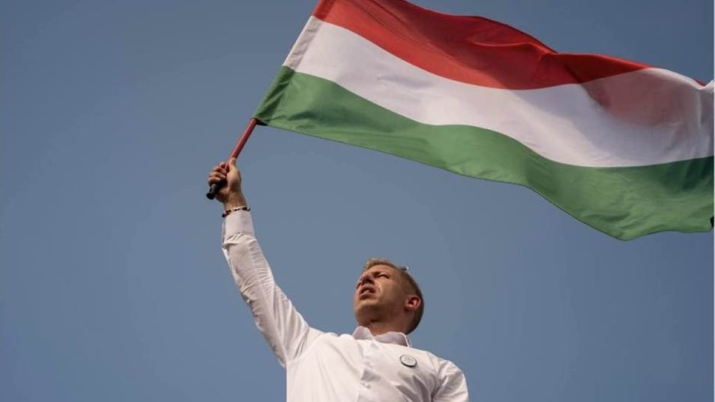 Magyar Péter bűncselekménnyé tenné a hírhamisítást, miután Bohár ukrán zászlót photoshopolt a kezébe