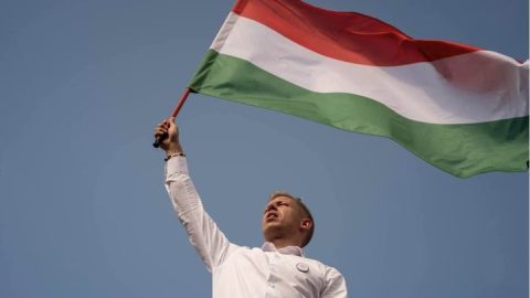 Mém- és plakátkampány indul Magyar Péter ellen