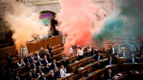 Megszavazták, hogy kitiltják Hadházyt és több momentumos képviselőt a Parlamentből