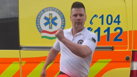 Videón, ahogy táncot jár a magyar mentős a világnap alkalmából