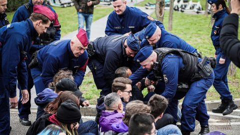 Már meg is kapták a momentumosok a múlt pénteki MTVA-s tiltakozásuk miatti bírságokat