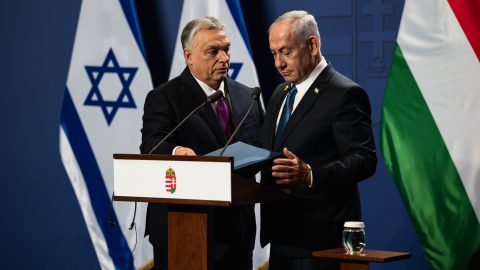 Izraeli zászlókat dobáltak a Dunába a Lánchídról – az elkövetőket elfogták