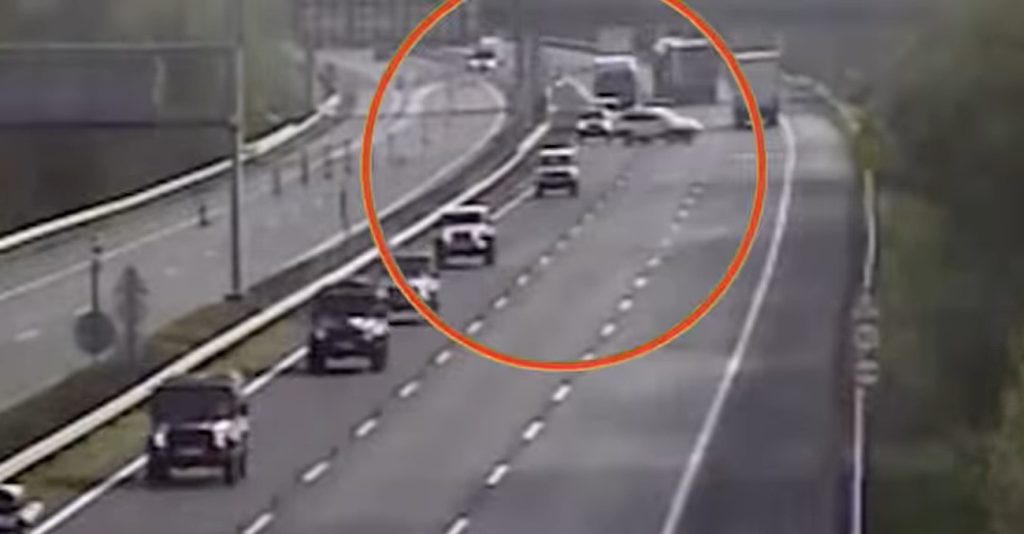 Videón, ahogy egy terepjárókból álló konvoj megfordul az M7-esen