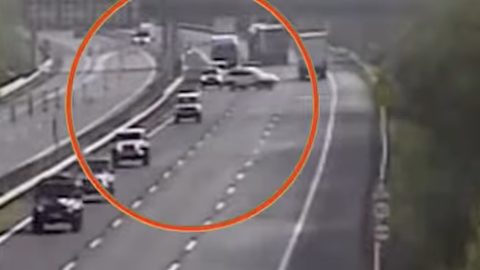 Videón, ahogy egy terepjárókból álló konvoj megfordul az M7-esen