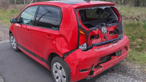 Videó: Szabálytalan előzés miatt lett totálkáros egy vétlen sofőr autója a noszvaji úton
