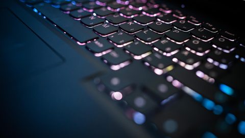 Jóval könnyebb online átverni a férfiakat, mint a nőket – és ezt ki is használják a csalók
