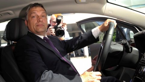 Több mint 48 milliárd forintért rendelhet új autókat a kormány