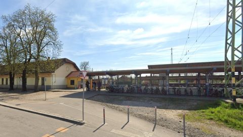 Levágta egy 35 éves férfi lábát a vonat Pilisen, miután beesett az érkező szerelvény kerekei alá